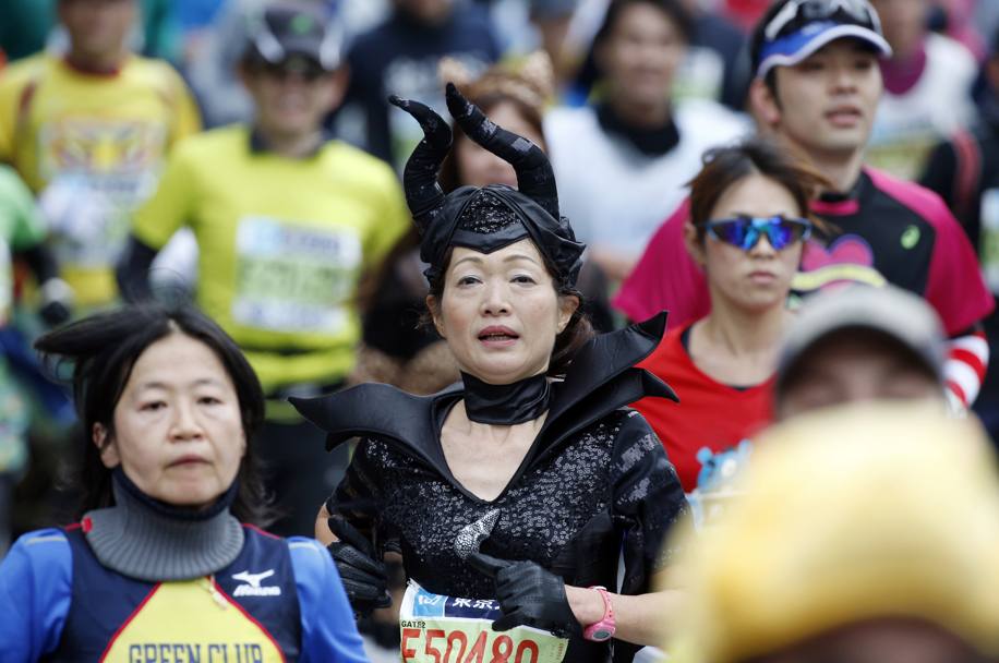 Maratona di Tokyo 2015. I travestimenti divertenti dei partecipanti. Maleficent (AP)
